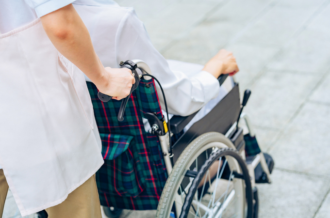 介護保険と医療保険は併用できる?違いや条件をわかりやすく解説