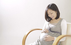 妊娠・出産費用っていくらかかるの？妊娠したときの保険は見直すべき？